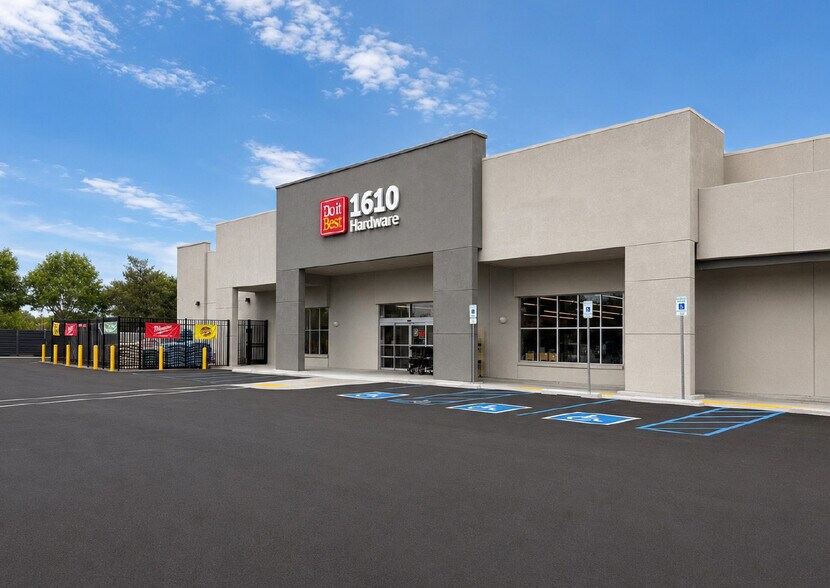 More Photos Of 3001 S Saint Francis Dr, Santa Fe Freestanding For Lease