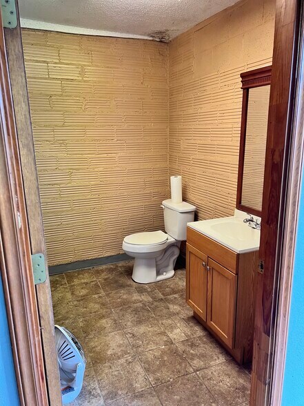 More Photos Of 317 S Main St, Lindsay General Retail For Sale