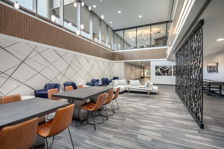 More Photos Of 10275 W Higgins Rd, Rosemont Office For Lease