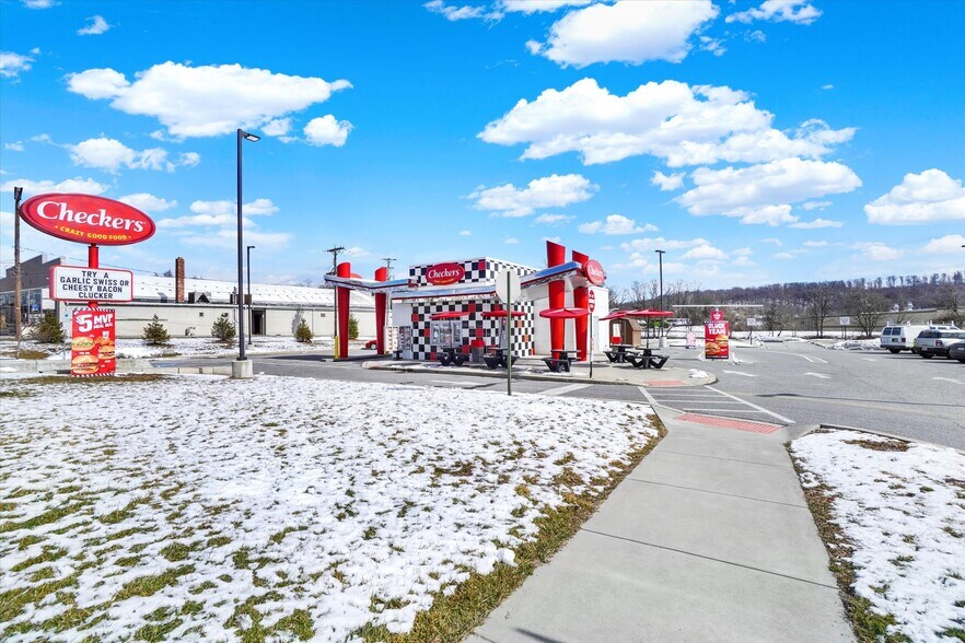 More Photos Of 4315 N George Street Ext, Manchester Self Storage For Lease