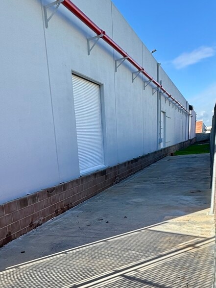 More Photos Of 1917-1921 E Mariposa Ave, El Segundo Warehouse For Lease