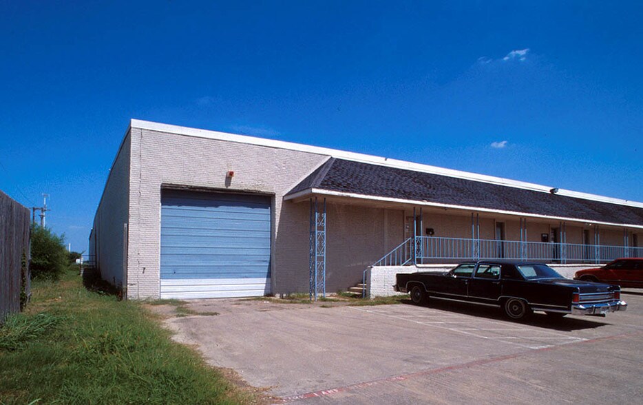 More Photos Of 3022-3032 Lincoln Ct, Garland Warehouse For Lease
