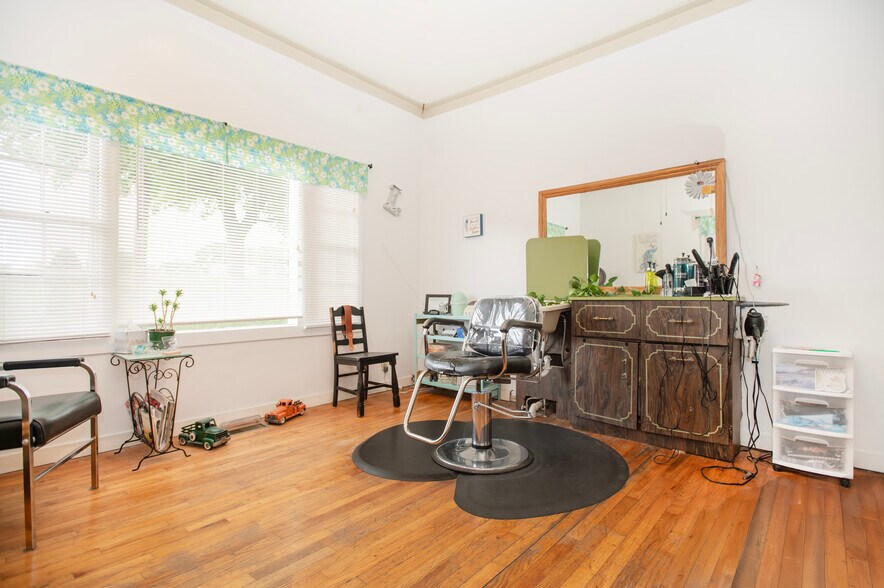 More Photos Of 400 Main St, Clinton Freestanding For Sale