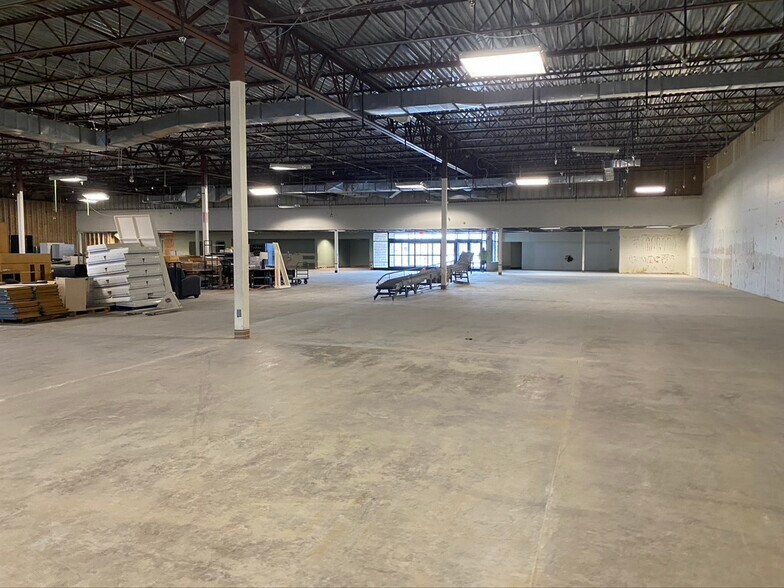 More Photos Of 55 Lake Blvd, Redding Department Store For Lease