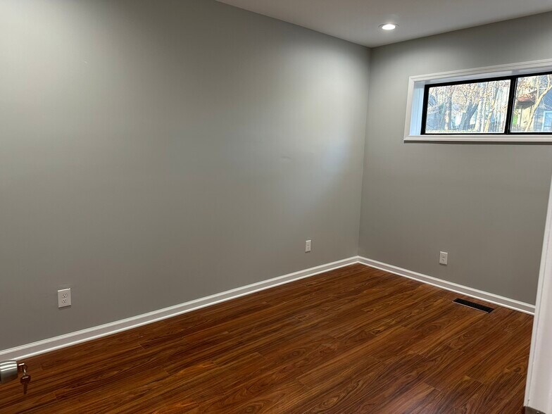 More Photos Of 138 Chamberlain Blvd SE, Knoxville Office For Lease