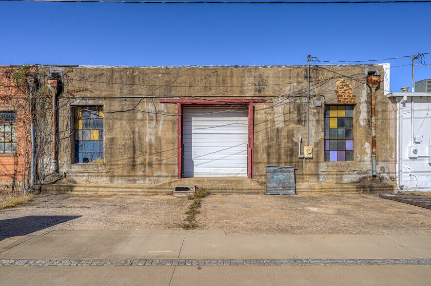 More Photos Of 116 W Woodard St, Denison Flex For Sale