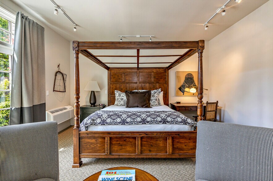 More Photos Of 240 E California St, Jacksonville Hotel For Sale