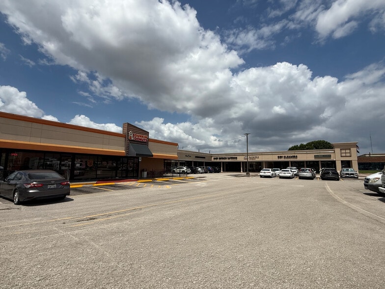 Primary Photo Of 5400 Bellaire Blvd, Bellaire Storefront For Lease