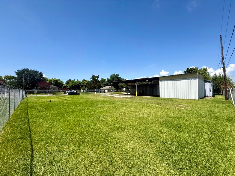 More Photos Of 204 Schilling St, Baytown Warehouse For Sale