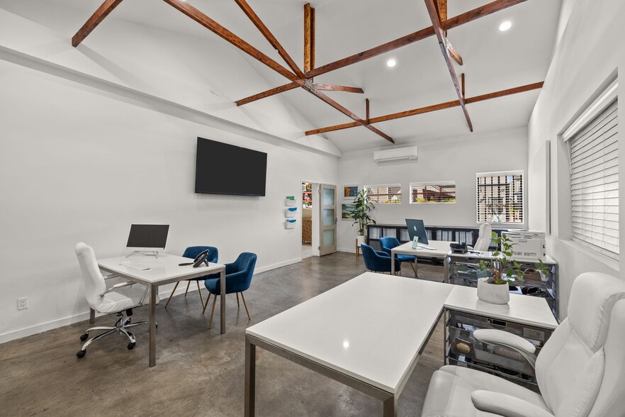 More Photos Of 133 Sunnyway Dr, Ventura Warehouse For Lease