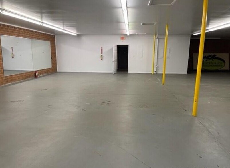 More Photos Of 2978 Gillespie St, Fayetteville Flex For Lease