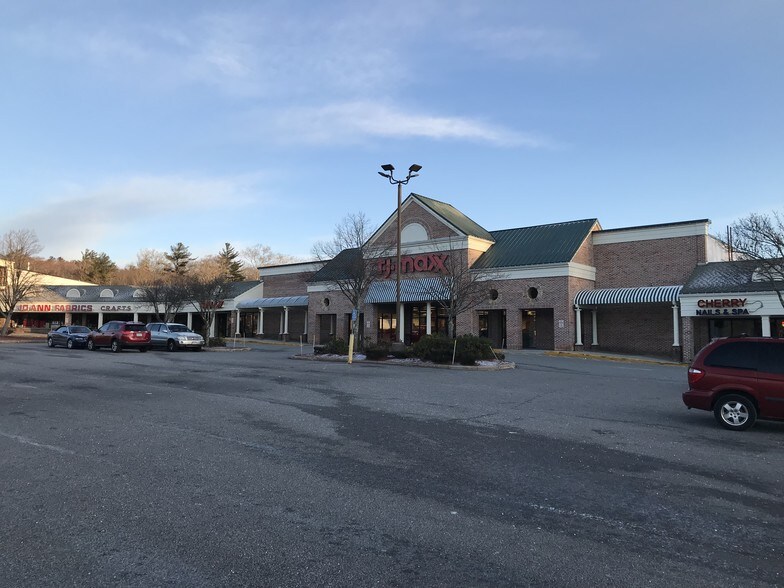 More Photos Of 380 State Rd, Dartmouth Unknown For Lease