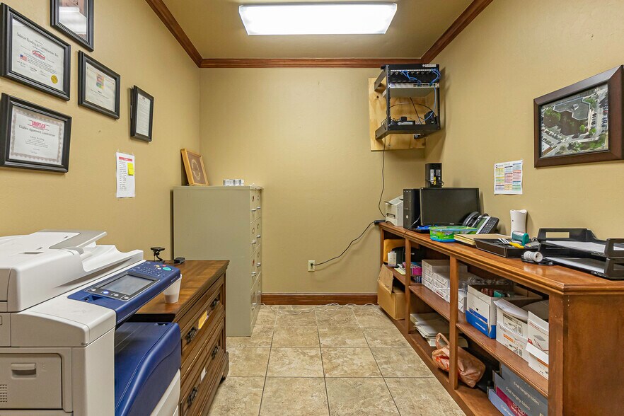 More Photos Of 1302 SW Lee Blvd, Lawton Storefront Retail Office For Lease