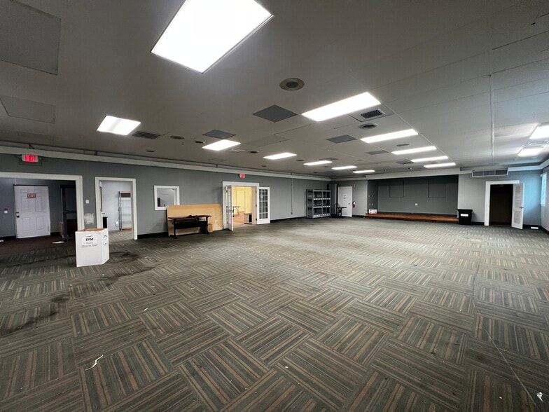 More Photos Of 1075 Ohio Pike, Cincinnati Office For Lease