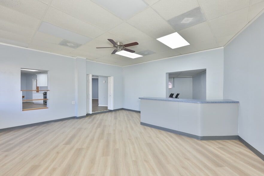 More Photos Of 1801 28th St N, Saint Petersburg Showroom For Sale
