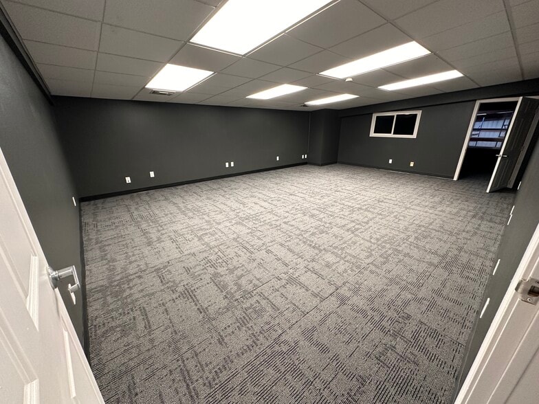 More Photos Of 9743 Cobb St, San Antonio Warehouse For Sale