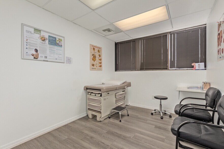 More Photos Of 5815 N Black Canyon Hwy, Phoenix Medical For Lease