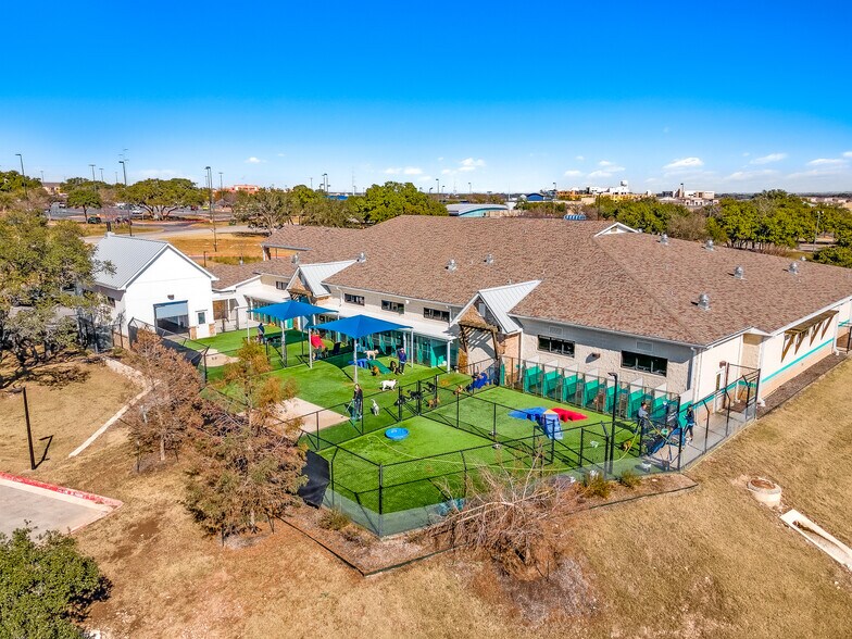 More Photos Of 716 S Interstate 35, Georgetown Veterinarian Kennel For Sale