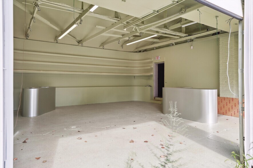 More Photos Of 9 Railroad Ave, East Hampton General Retail For Lease