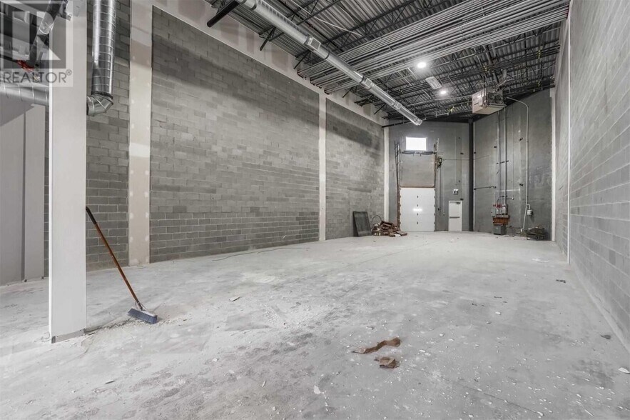 More Photos Of 10 Lightbeam Ter, Brampton Warehouse For Lease