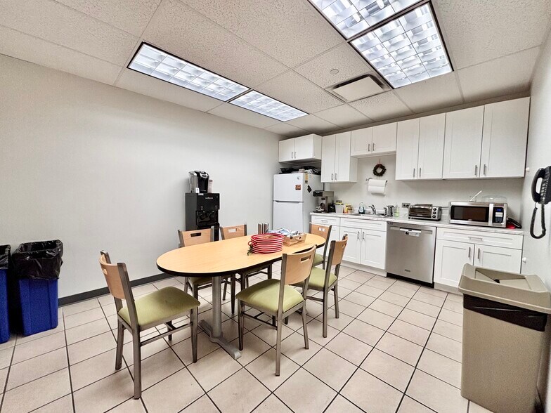 More Photos Of 86 Viaduct Rd, Stamford Warehouse For Lease