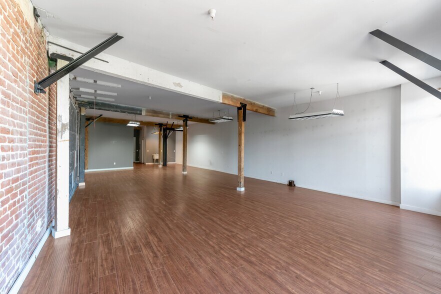 More Photos Of 2079 E 15th St, Los Angeles Flex For Lease