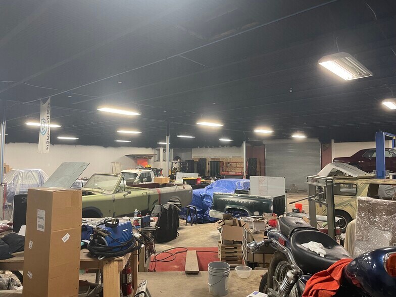 More Photos Of 4099 Spring st, Pinson Showroom For Sale