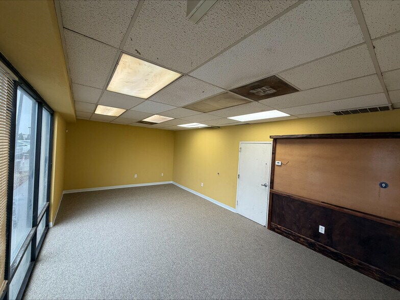 More Photos Of 332 Norfolk St, Aurora Light Manufacturing For Sale