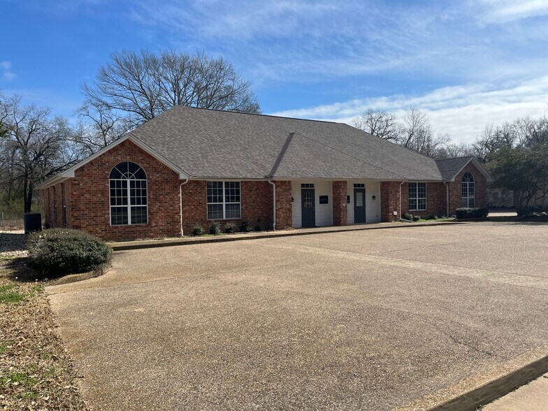 Primary Photo Of 4650-4660 Kinsey Dr, Tyler Medical For Sale