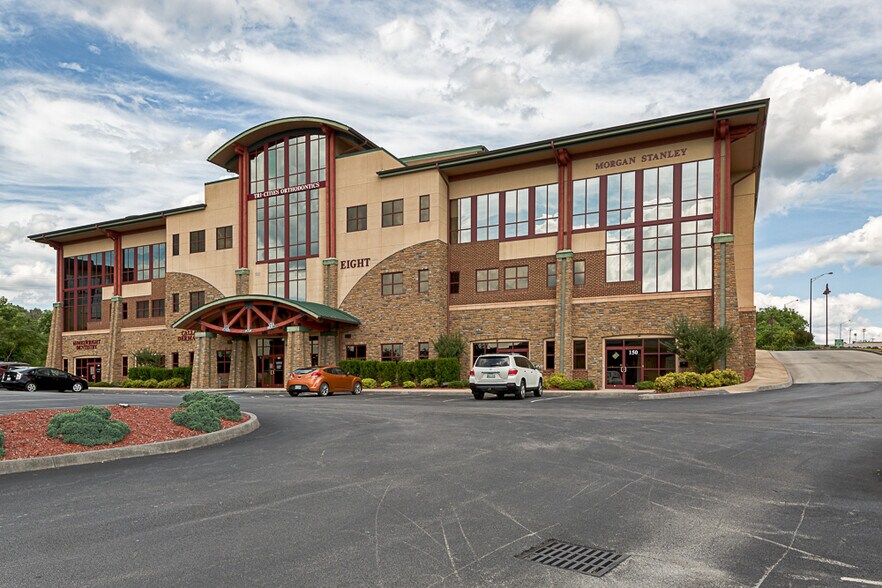 More Photos Of 8 Sheridan Sq, Kingsport Medical For Lease