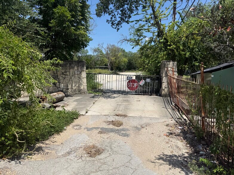 More Photos Of 9506 Perrin Beitel Rd, San Antonio Land For Lease