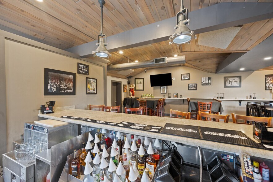 More Photos Of 514 NW Dixie Hwy, Stuart General Retail For Sale