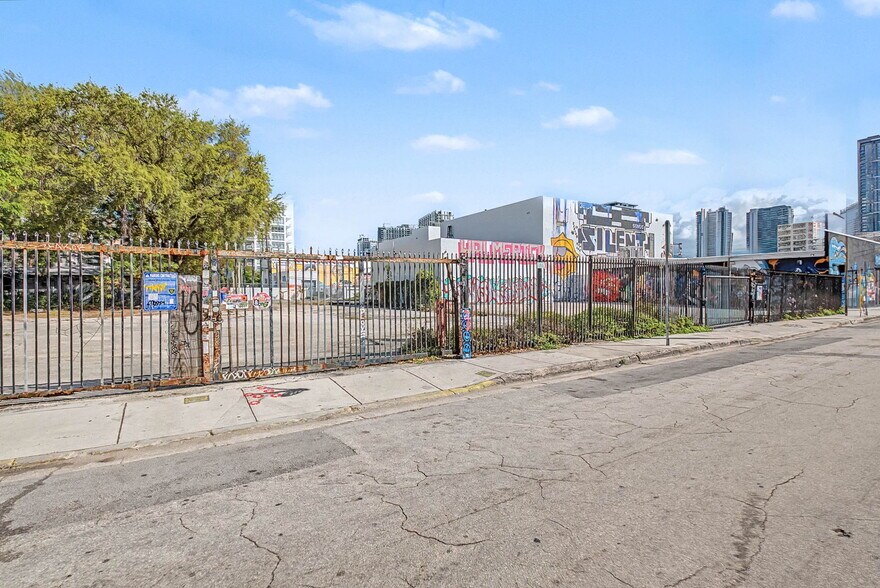 More Photos Of 2500 N Miami Ave, Miami Light Distribution For Sale