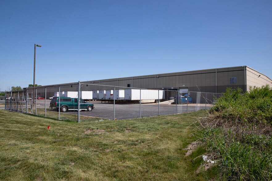 More Photos Of 1000-1010 N Century Dr, Kansas City Warehouse For Lease