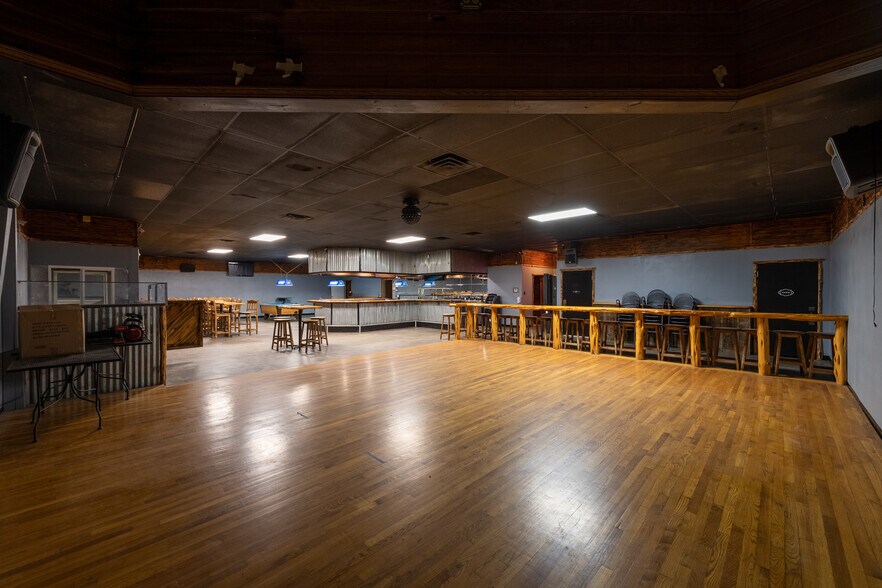 More Photos Of 1402 Old Iowa Park, Wichita Falls Specialty For Lease