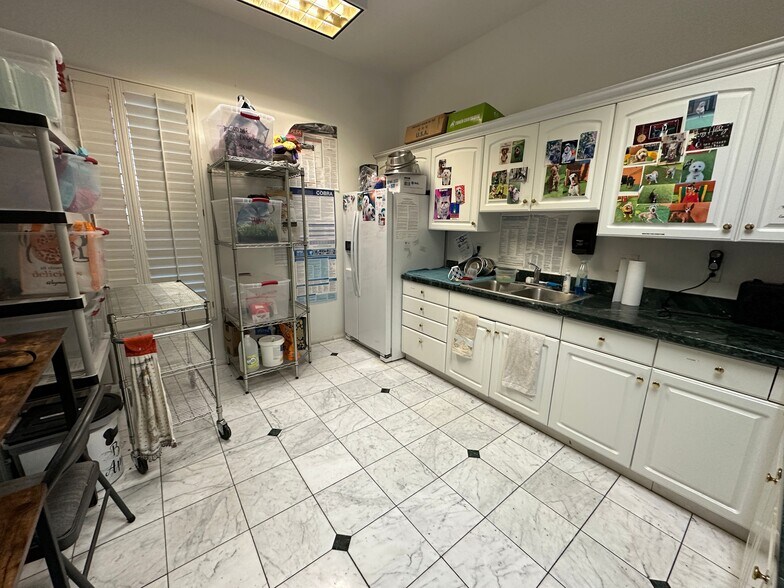 More Photos Of 6188 S Sandhill Rd, Las Vegas Veterinarian Kennel For Sale