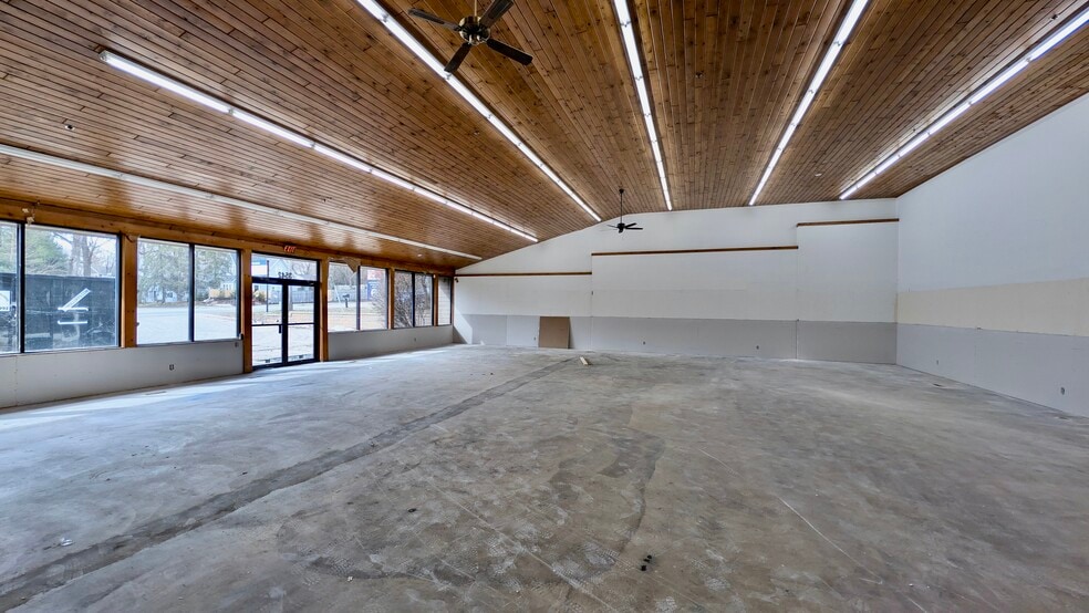More Photos Of 3542 Shoreline Dr, Wayzata Freestanding For Lease