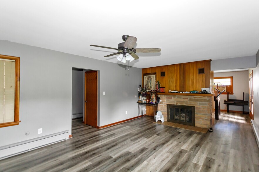 More Photos Of 41W597 US Highway 20, Hampshire Flex For Sale