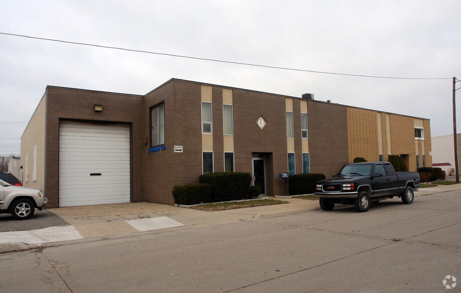 Primary Photo Of 23051-23127 Roseberry Ave, Warren Warehouse For Lease