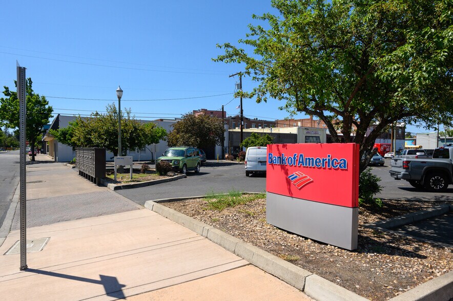 More Photos Of 552 SW 6th St, Redmond Bank For Sale