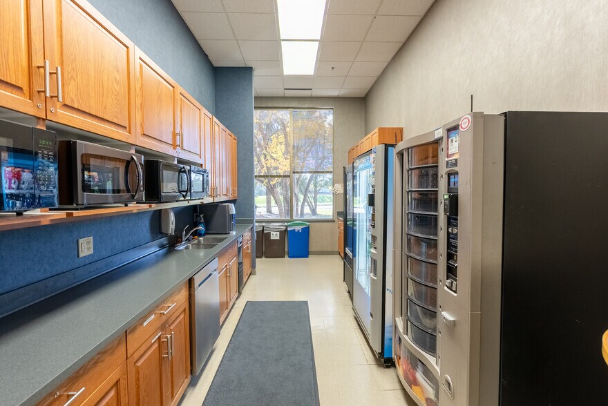 More Photos Of 6900 W 110th St, Bloomington Light Manufacturing For Sale