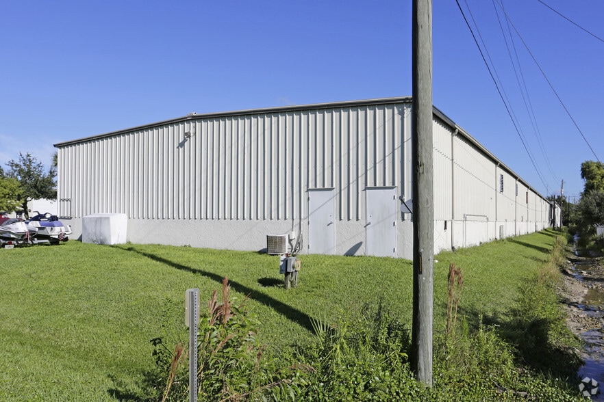 More Photos Of 2301 Bruner Ln, Fort Myers Warehouse For Lease