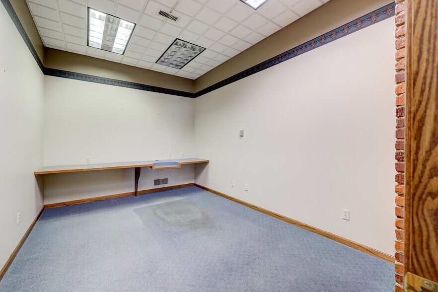 More Photos Of 309 South St, Pella Industrial For Sale