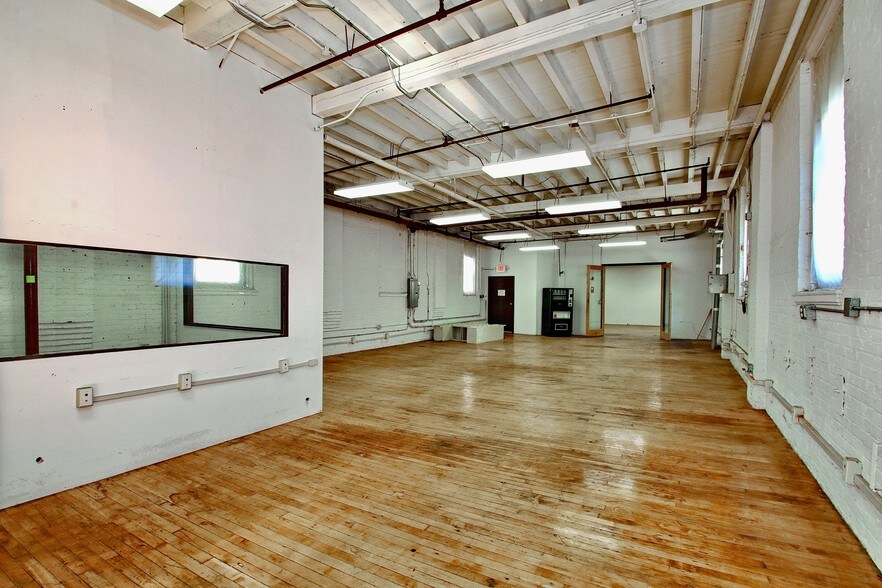 More Photos Of 540 39th St, Union City Warehouse For Lease