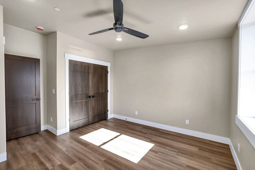 More Photos Of 217 Simmons St, Mccall Showroom For Sale
