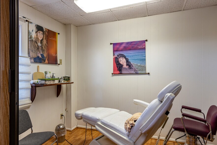 More Photos Of 501 S Douglas St, Appleton General Retail For Sale