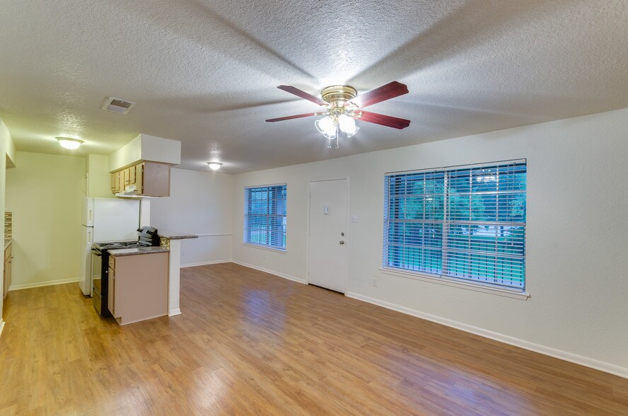 More Photos Of 601 E Coombs St, Alvin Apartments For Sale