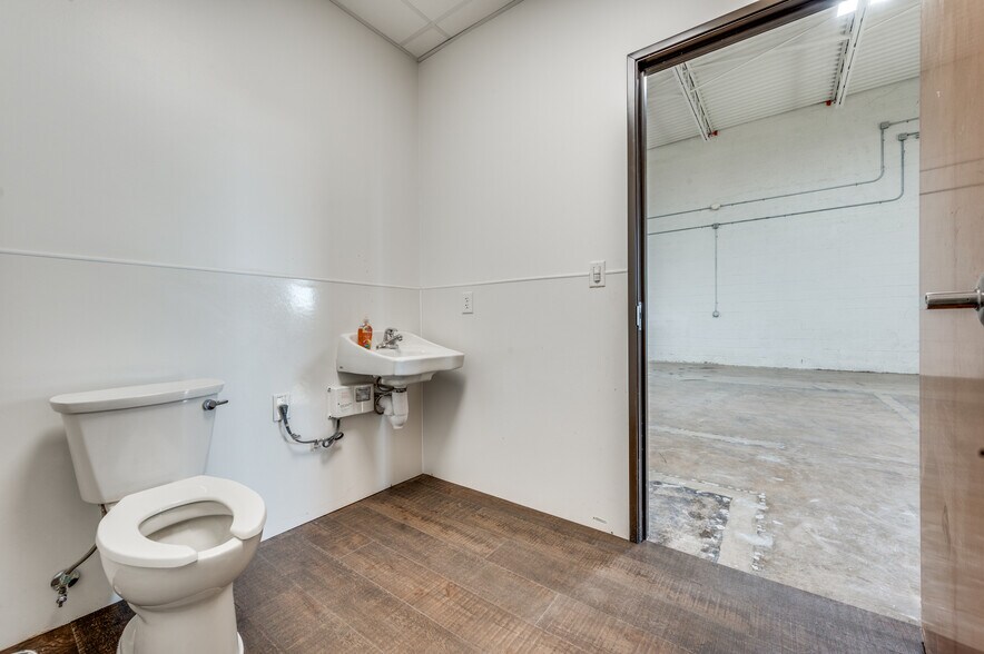 More Photos Of 2977 Congressman Ln, Dallas Distribution For Sale