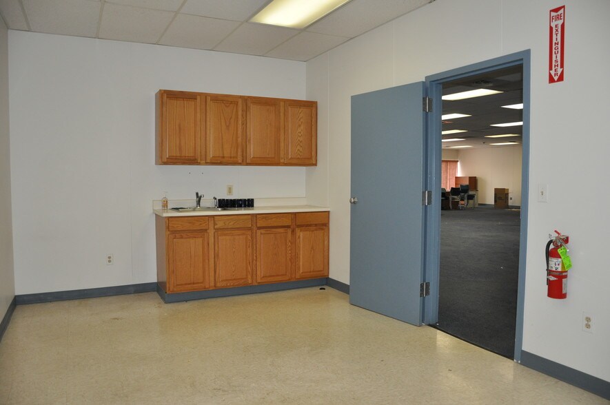 More Photos Of 3 Townline Cir, Rochester Showroom For Lease