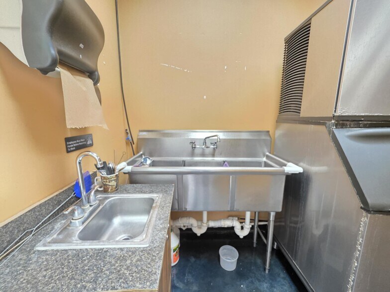 More Photos Of 8799 State Highway 35 N, Van Vleck Convenience Store For Sale